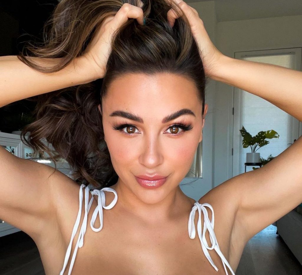 Ana Cheri vë në fokus tiparet trupore me poza në të brendshme të vogla