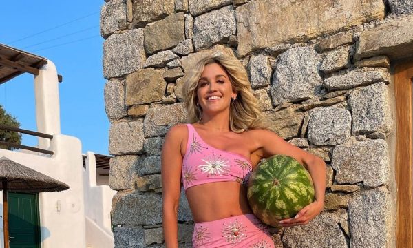 Ashley shfaqet plot stile me një shalqi në dorë