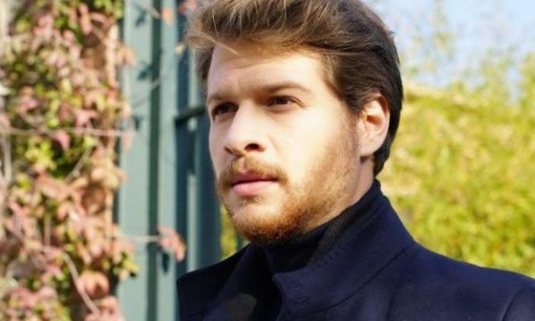 Aktori i njohur turk poston video duke kërcyer me flamurin shqiptar