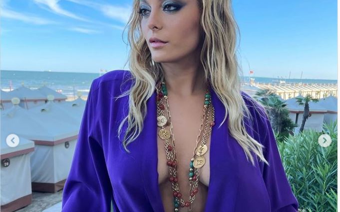 Bebe Rexha pa sytjena pozon, një detaj interesant e tregon