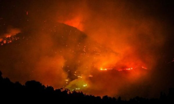 Qielli bëhet i kuq nga flakët/ Pamje të frikshme nga Turqia, vijon lufta me zjarret