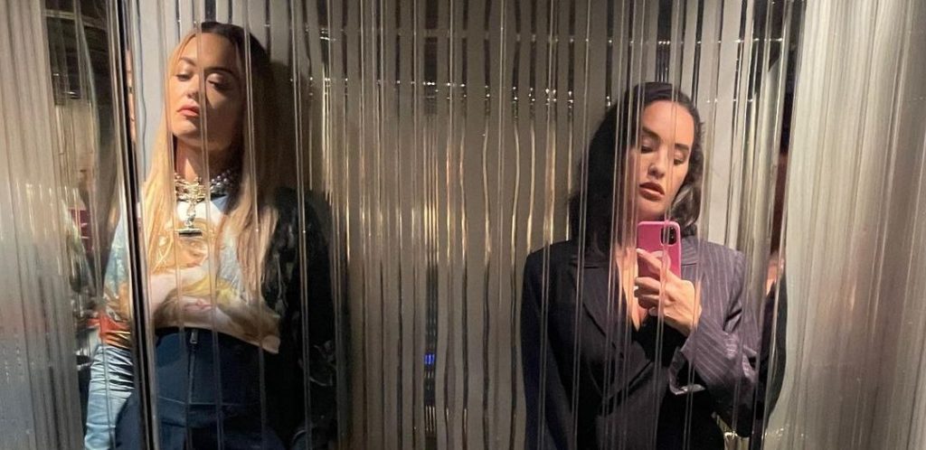 Rita dhe motra e saj Elena shfaqen kaq elegante në ashensor