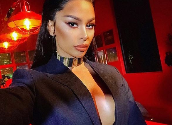 Flaka Krelani i publikon disa foto të reja “natën vonë…”