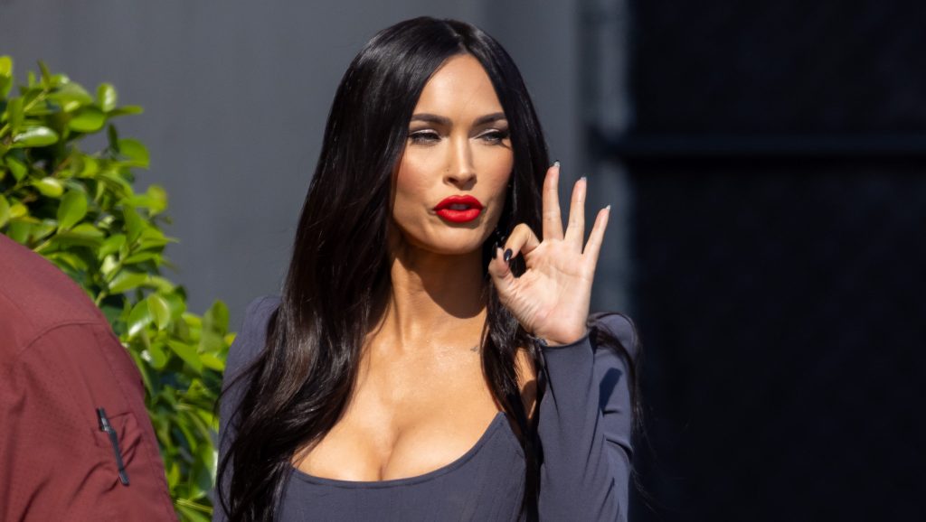 Megan Fox shkëlqen teksa shfaq nën gjoksin në një bluzë të prerë në Los Anxhelos