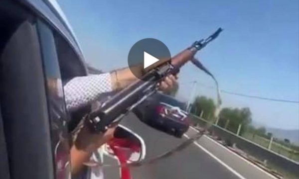 ”1 martohet 100 tërbohen”, identifikohet krushku nga Laçi që qëlloi me kallash në autostradë (EMRI)