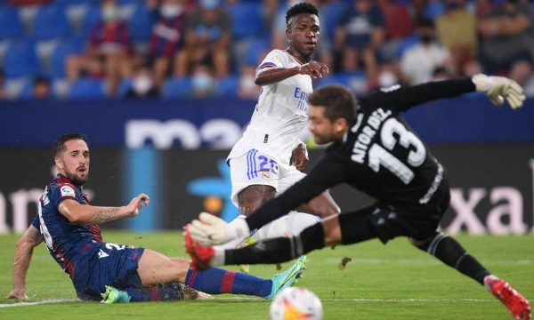 Spektakël në Valencia, Levante barazon me Real Madridin