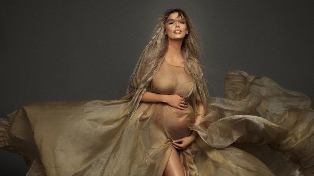 “Ne të tre”, Marina poston foto me barkun e rrumbullakosur