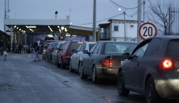 Fluksi i mërgimtarëve, pesë orë pritje në Merdarë