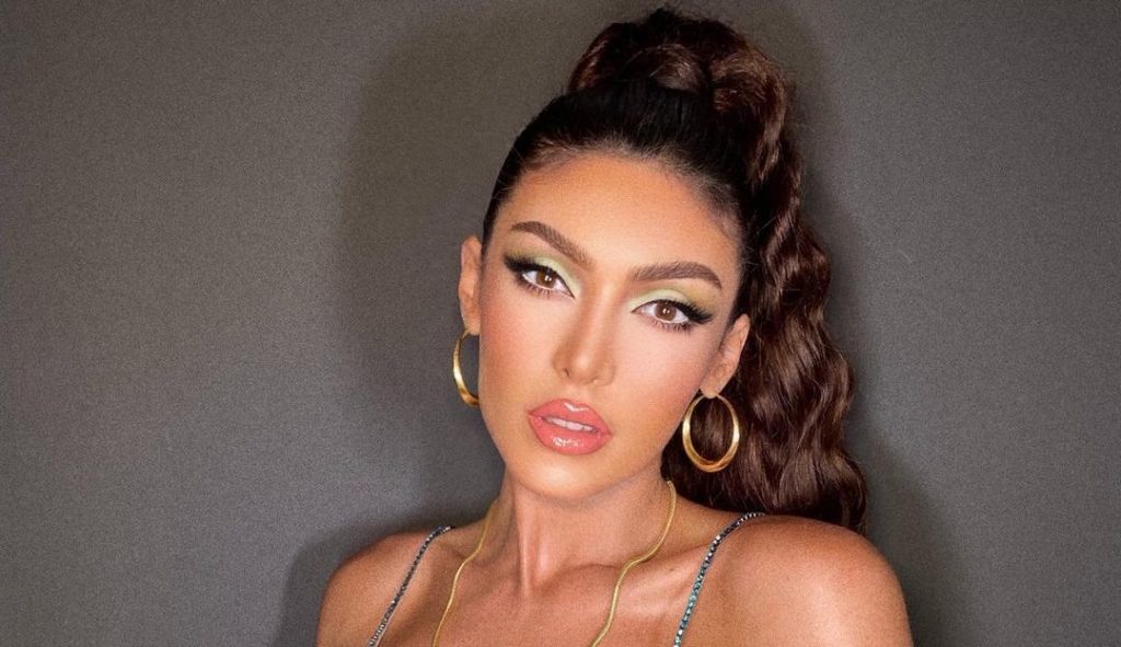 Nora Istrefi tregon linjat e mahnitshme trupore në fustanin e kuq