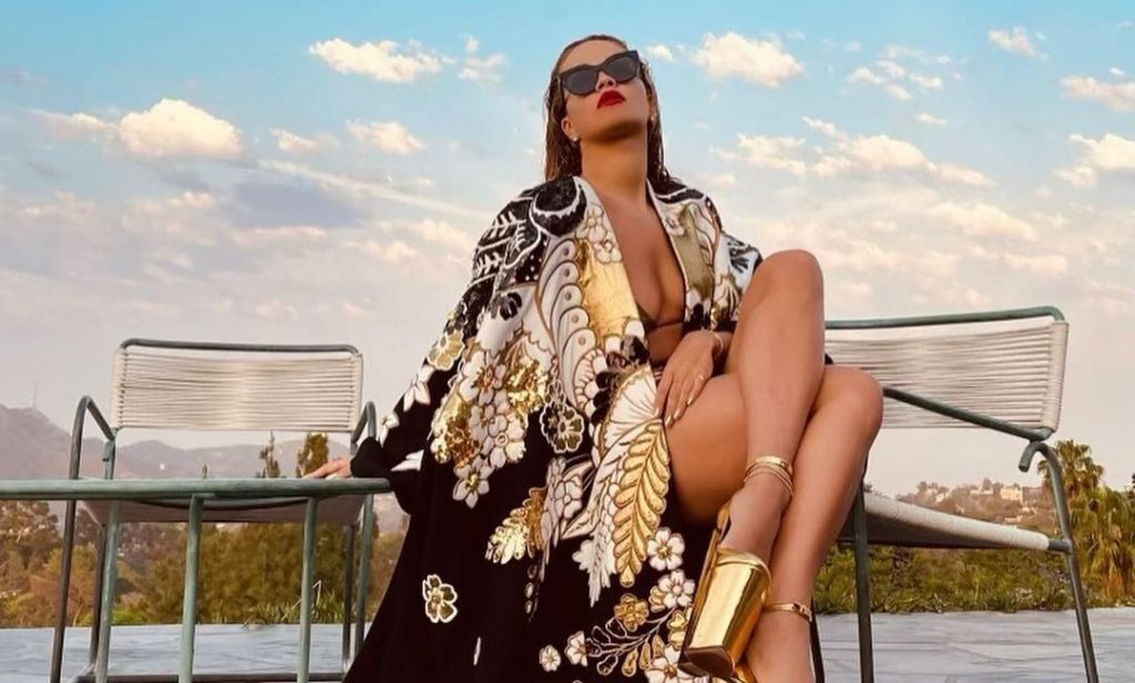 Rita Ora magjeps me pamjen në të brendshme para pasqyrës