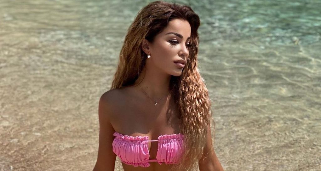 Roza Lati me poza atraktive në bikini ngjyrë pink