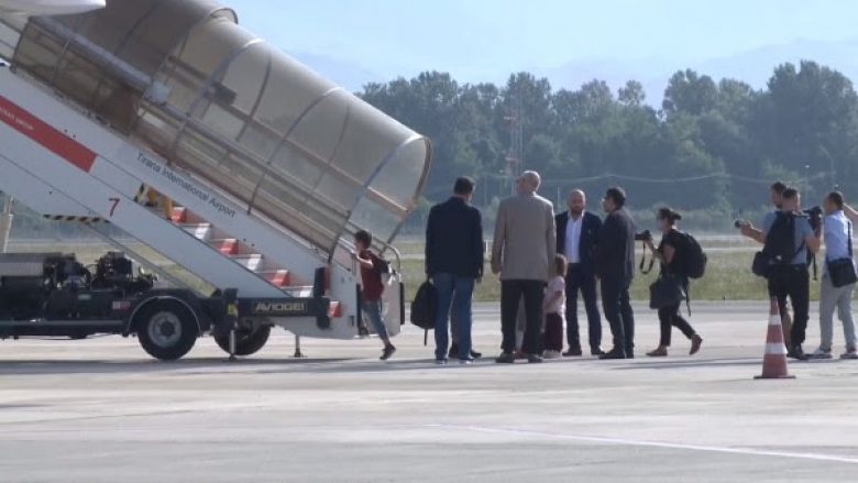 Kthehen në Shqipëri 14 fëmijë dhe 5 gra të bllokuara në kampet e luftës në Siri