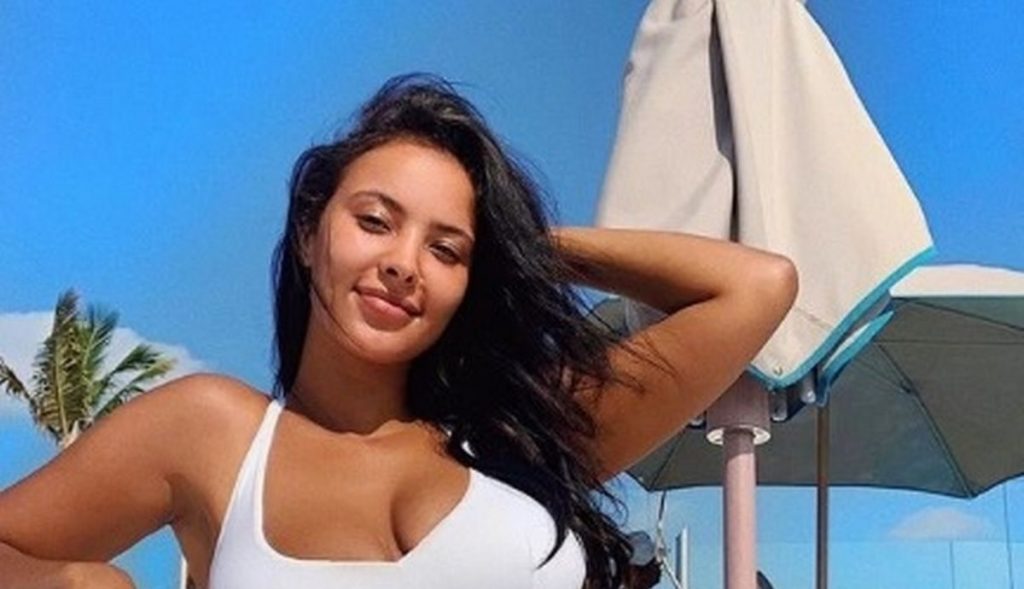 Maya tregon linjat e jashtëzakonshme me bikini tropikale
