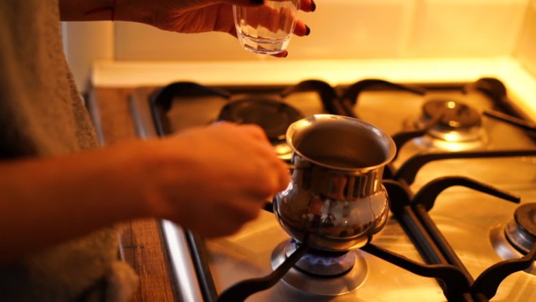 Kurrë mos lejoni që uji për kafe apo çaj të vlojë disa herë: Këto janë rreziqet shëndetësore që mund t’i ketë!