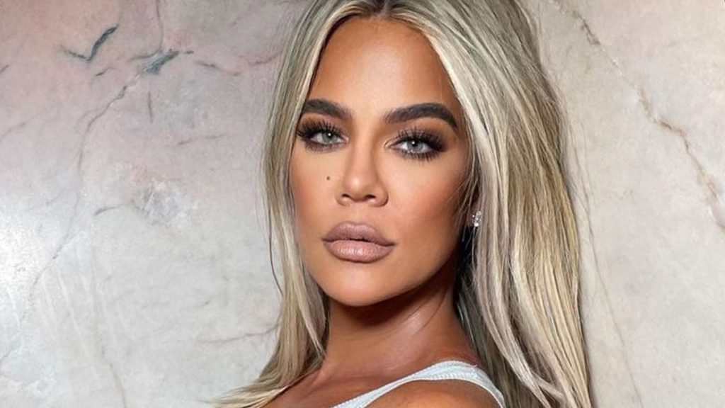 Khloe Kardashian ‘harron’ të brendshmet për koleksionin e saj të ri të xhinseve për markën “Good American”