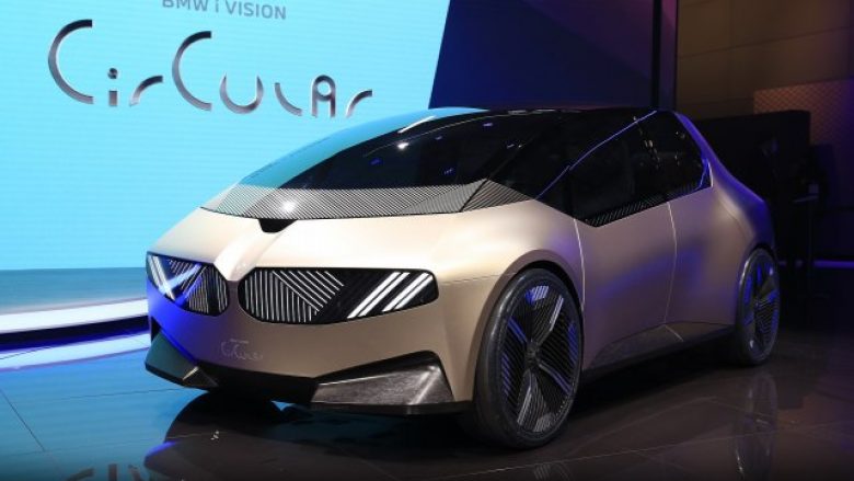 BMW prezanton veturën elektrike, ajo është prodhuar nga materialet 100% të riciklueshme