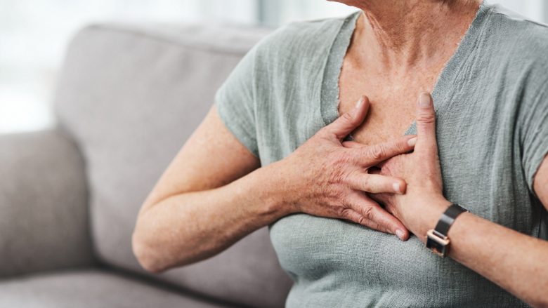 Çfarë ndodh 24 orë para një infarkti: Mos bëni panik nëse keni dhimbje gjoksi – këto janë simptoma befasuese të një sulmi në zemër