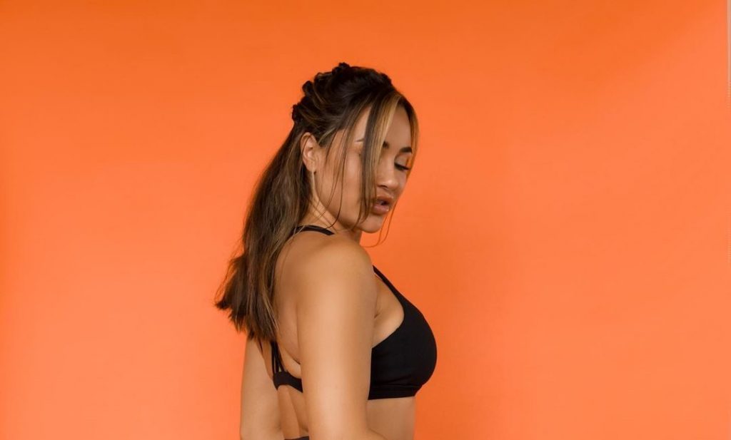 Ana Cheri ndan videon nga palestra duke punuar për linjat e bujshme trupore