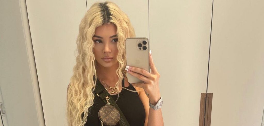 Era Istrefi merr vëmendje me pozat e nxehta në veturë