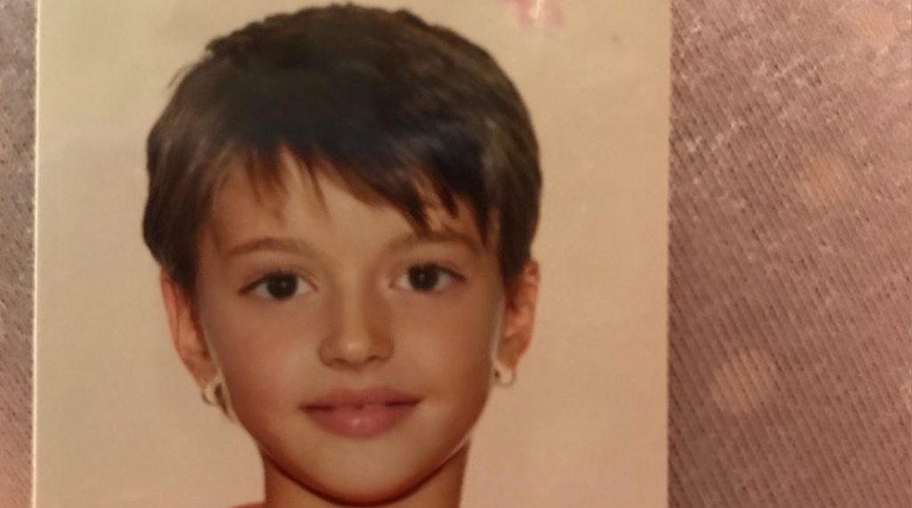 Sot është shumë e njohur, e njihni vogëlushen në këtë fotografi?