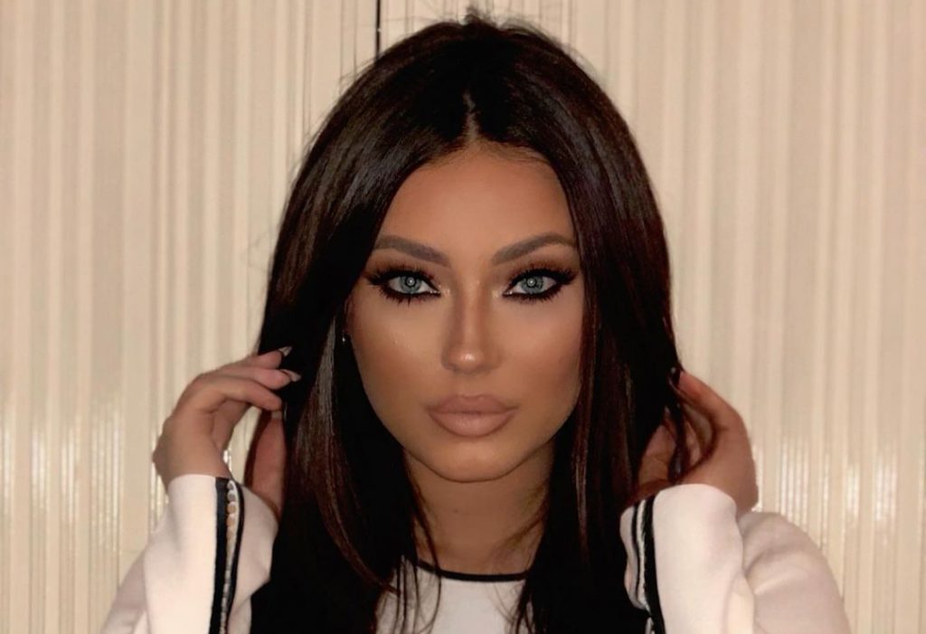 Ronela Hajati ndan fotografinë plot stil, vjen me flokë tërësisht brune