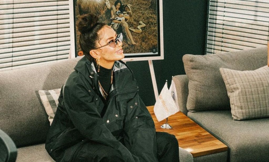 Dafina Zeqiri nënshkruan 100 shitjet e para të albumit, paratë do t’iu dhurojë fëmijëve me autizëm
