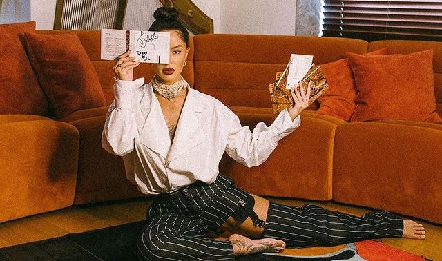 Dafina poston foto e rrethuar me CD të albumit dhe përcjellë një mesazh të fortë