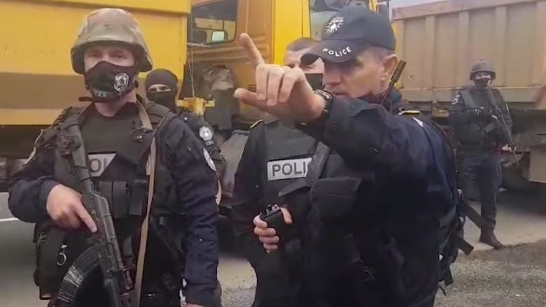 “Protestën nuk ua ndalojmë”- pjesëtari i Policisë së Kosovës iu flet shqip protestuesve serb