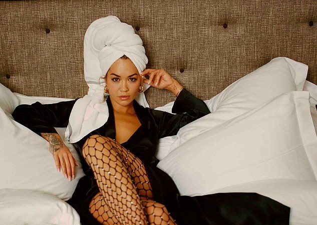 Rita Ora pozon e shtrirë në shtrat për kopertinën e revistës “Nylon France”