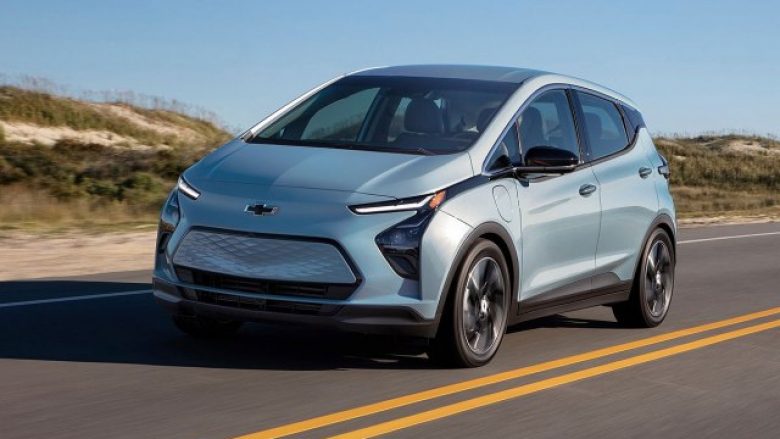 Probleme me një veturë elektrike: GM këshillon pronarët e Bolt që ta parkojnë atë 15 m nga automjetet e tjera