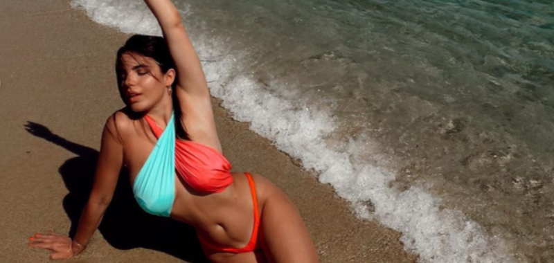Armina Mevlani nuk i lë vend imagjinatës me pozat në bikini dy ngjyrëshe
