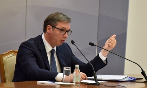 Vuçiq: Marrëveshja mundëson përdorimin e targave serbe në veri të Kosovës