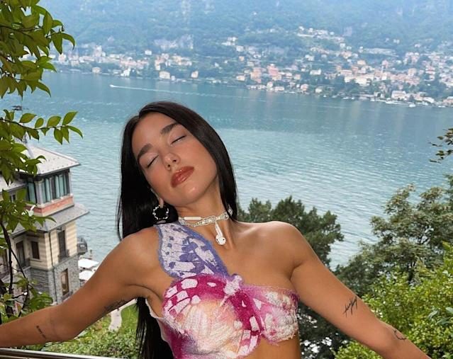 Dua Lipa shfaq figurën e saj e veshur me flutura shumëngjyrëshe në Itali