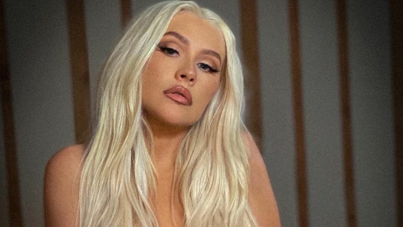 Christina Aguilera rikthen pozat topless të 20 viteve më parë dhe duket më sensuale se kurrë