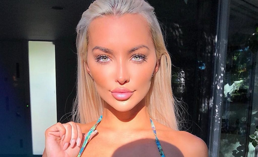 Lindsey Pelas vë në fokus gjoksin e bujshëm në foton e publikuar