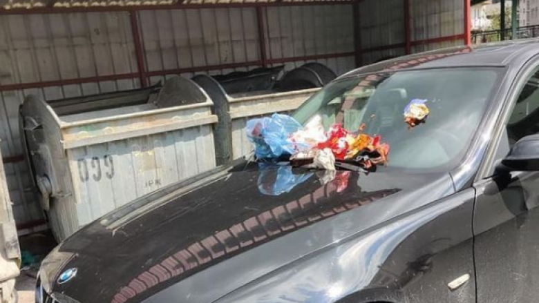 Hakmarrja e fqinjëve: BMW e parkuar në mënyrë të papërshtatshme – e mbushur me mbeturina