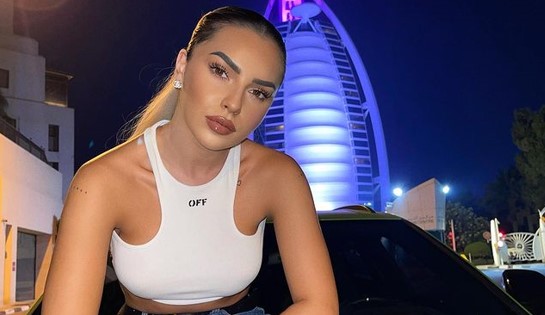 Kida shkëlqen në fustanin ngjyrë silver ku ekzpozoi njërën pjesë të gjoksit