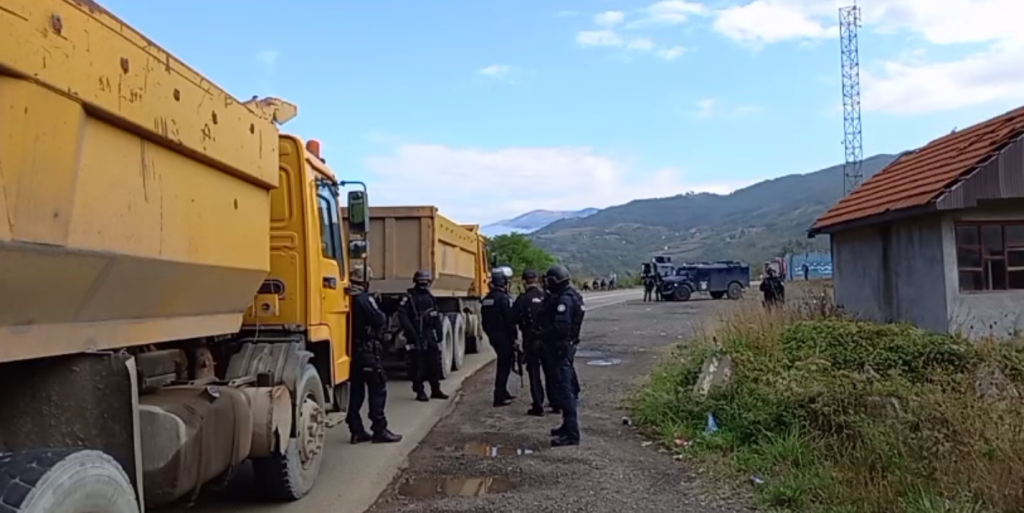 Reciprociteti me targa, serbët në veri bllokojnë pikën kufitare në Jarinje – policia e Kosovës u thotë që të shpërndahen