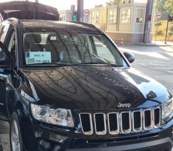 MPB: Të gjithë automjetet me targa të Serbisë që hyjnë në Kosovë, u vendosen targat e përkohshme të Republikës së Kosovës.