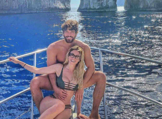 Aktori turk me prejardhje shqiptare i jep fund lidhjes me prezantuesen, ajo shprehet akoma e dashuruar me të!