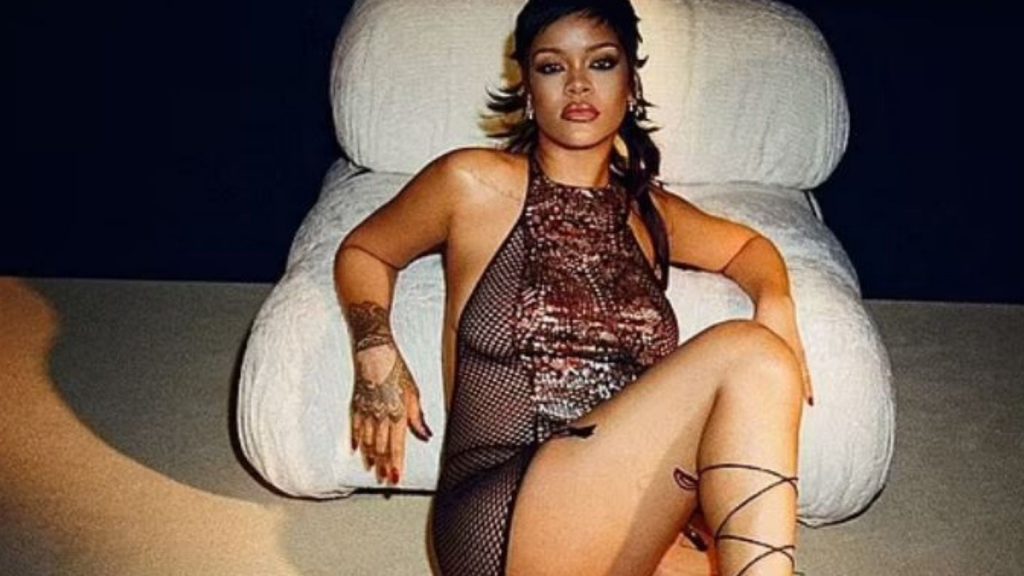 Rihanna pozon në të brendshme teksa njofton për lansimin e koleksionit të ri nga marka e saj