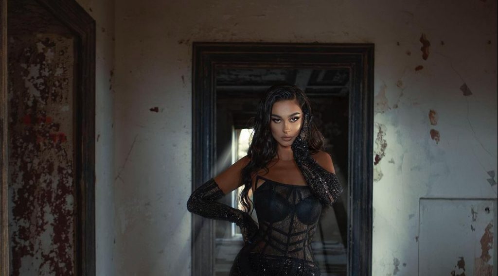 Adrola Dushi ekspozon këmbët joshëse me fustanin elegant