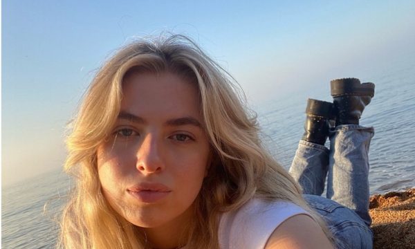 Vajza e Noel Gallagher, shkëlqen në bikine