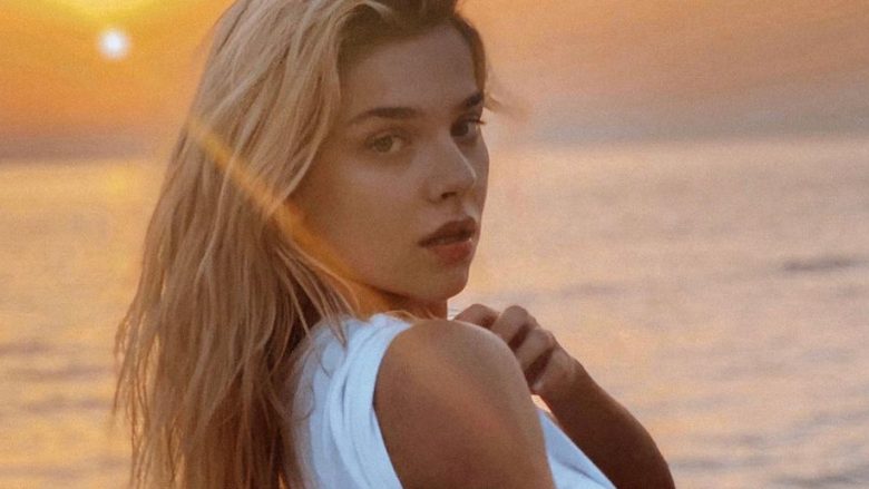 Arilena Ara vë në pah të pasmet në një nga paraqitjet me bikini