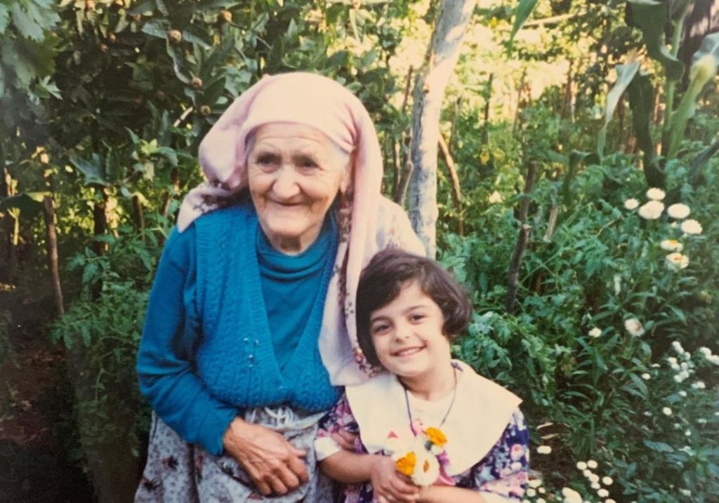 Bebe Rexha ndan foton me stërgjyshen në Gostivar, imazh i shkrepur në kohën kur ajo ishte 4 vjeçe