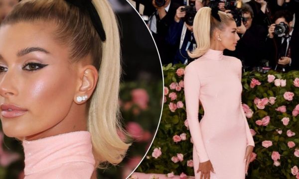 Modeli i flokëve që e la Hailey Bieber me një pjesë tullace në kokë