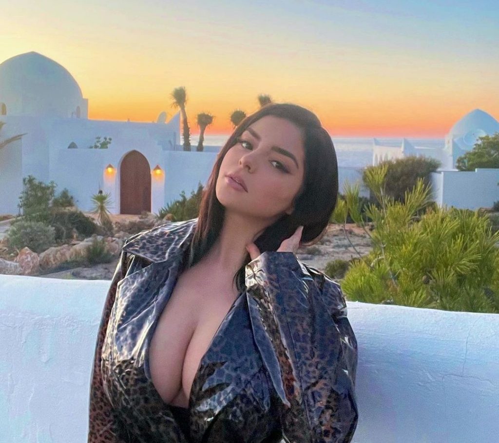 Demi Rose vendos një shfaqje tunduese në fustanin e bardhë