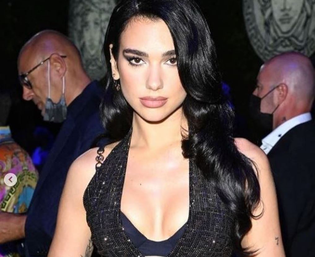 Dua Lipa pozon me fustan transparent, i dallohen të brendshmet