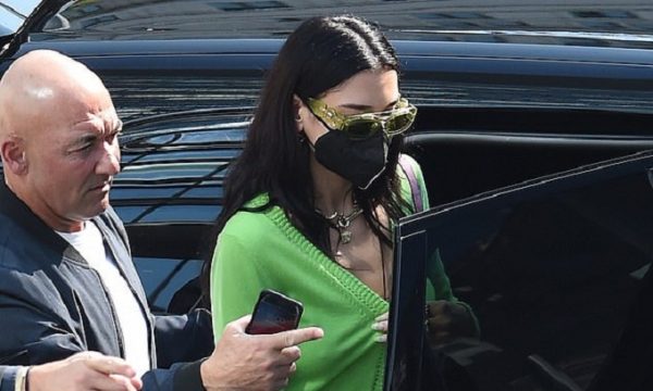 Dua, shkëlqen me të gjelbra në Javën e Modës në Milano