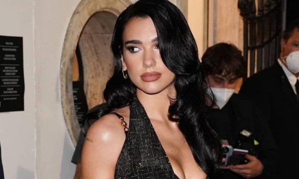 Në të ftohtin e vjeshtës, Dua Lipa shfaqet me veshje të ekspozuar ndërsa vë në pah linjat e trupit